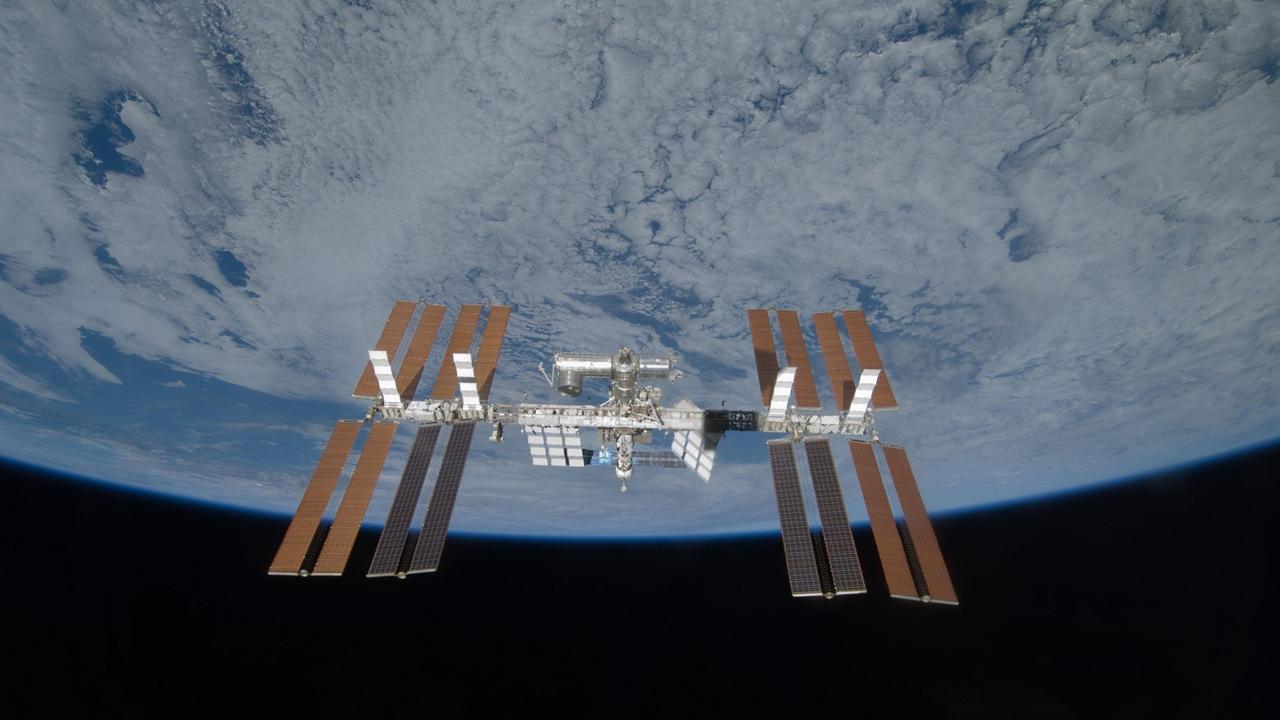 Die Internationale Raumstation ISS über der Erde