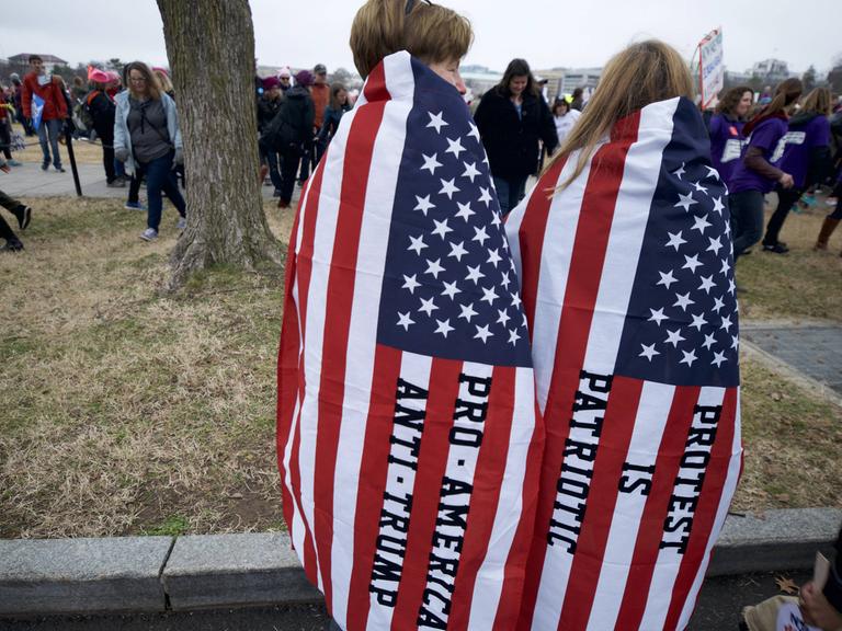 "Pro America - Anti Trump" - In Wahington haben sich zwei Frauen in die US-Flagge gewickelt.