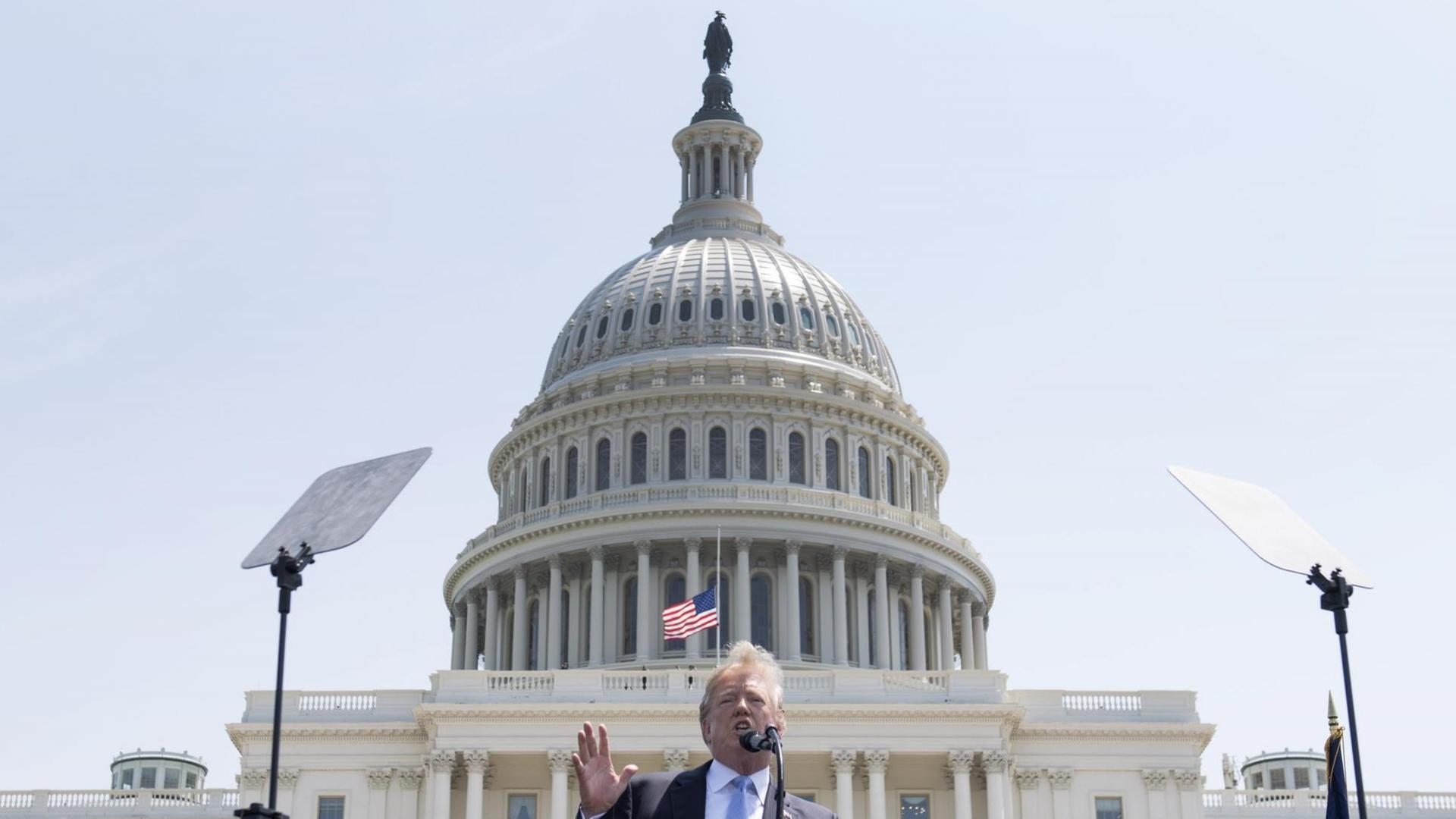 President Donald Trump während einer Rede vor dem Kapitol Gebäude anläßlich des 37th Annual National Peace Officers' Memorial Service am 15. Mai 2018