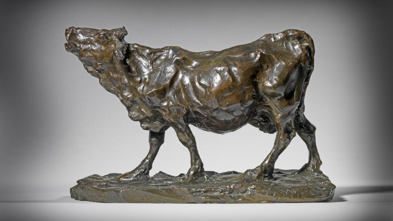 Eine Skulptur zeigt eine brüllende Kuh.