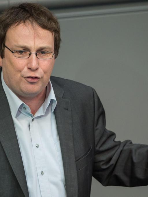 Oliver Krischer (Bündnis 90/Die Grünen) spricht am 26.02.2015 im Bundestag in Berlin im Rahmen der Debatte um die Maut auf deutschen Fernstraßen.