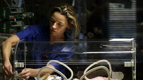 Eine Krankenschwester arbeitet an einem Inkubator mit einem frühgeborenen Baby auf der Intensivstation für Frühgeborene in der Charite in Berlin.