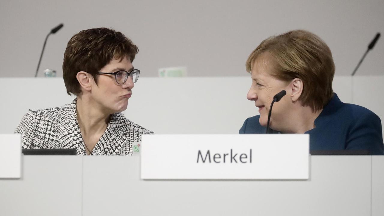 Die scheidende CDU-Vorsitzende Merkel und Generalsekretärin Kramp-Karrenbauer