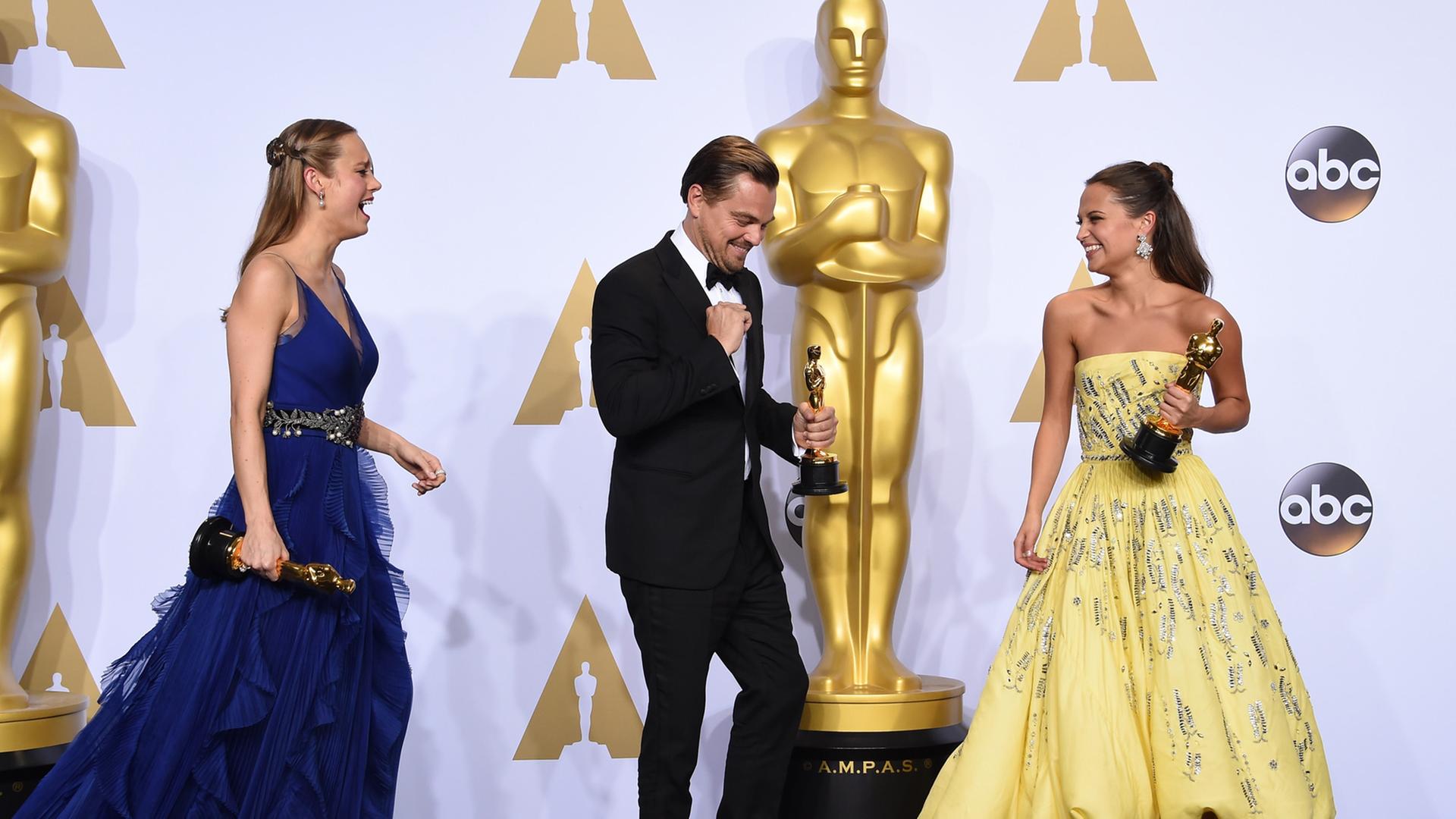Die Schauspieler Brie Larson, Leonardo DiCaprio und Alicia Vikander (von links) bei der Oscar-Verleihung.