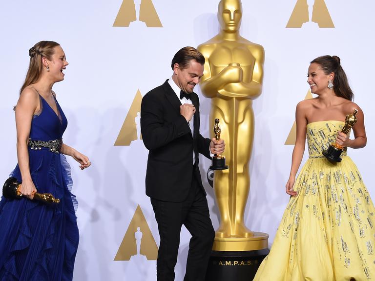 Die Schauspieler Brie Larson, Leonardo DiCaprio und Alicia Vikander (von links) bei der Oscar-Verleihung.