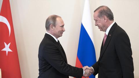 Russlands Präsident Wladimir Putin und der türkische Präsident Recep Tayyip Erdogan (r.).