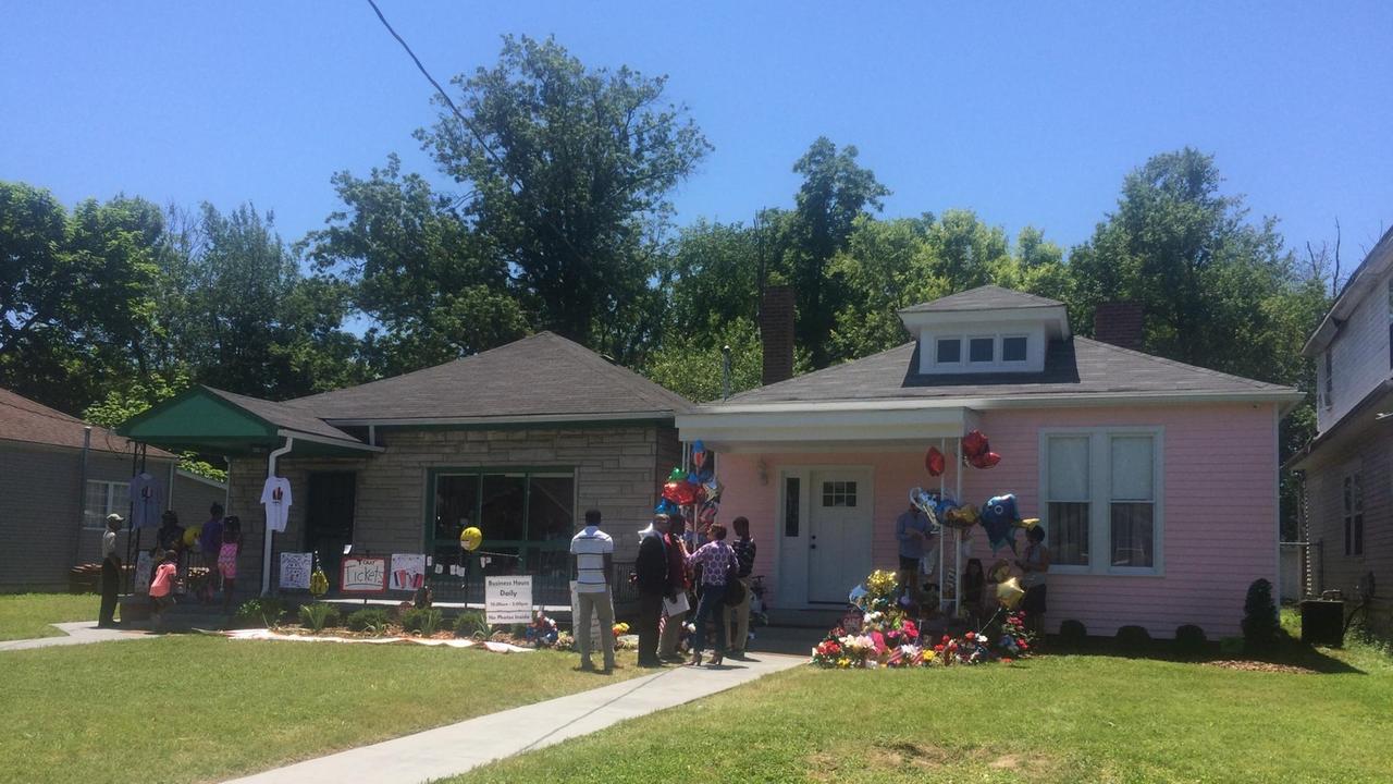 Das Elternhaus von Muhammad Ali in Louisville ist anlässlich der Trauerfeier für die Boxlegende mit Blumen, Luftballons und Fotos geschmückt.