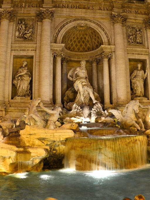Der Trevi-Brunnen (Fontana del Trevi) in Rom bei Nacht. Der monumentale Barockbrunnen vor dem Palazzo Poli wurde in Anlehnung an Entwürfe Berninis von Nicola Salvi von 1732 bis 1762 im Stil des Spätbarocks im Übergang zum Klassizismus erbaut.