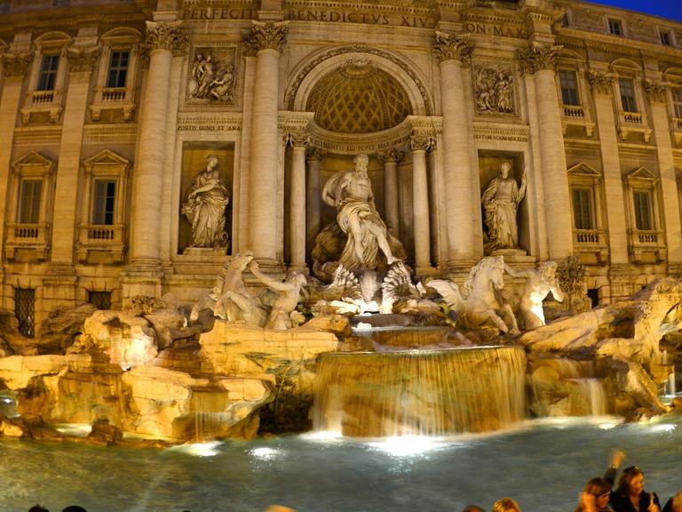 Der Trevi-Brunnen (Fontana del Trevi) in Rom bei Nacht. Der monumentale Barockbrunnen vor dem Palazzo Poli wurde in Anlehnung an Entwürfe Berninis von Nicola Salvi von 1732 bis 1762 im Stil des Spätbarocks im Übergang zum Klassizismus erbaut.