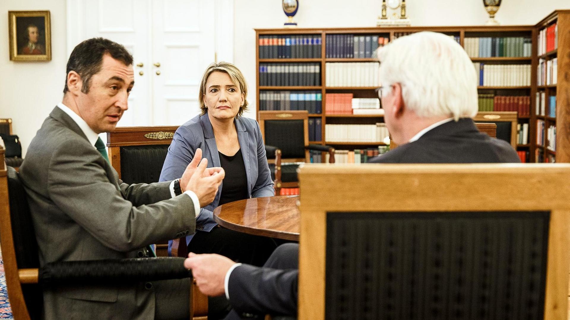 Bundespräsident Frank-Walter Steinmeier (r) unterhält sich mit den Parteivorsitzenden von Bündnis 90/Die Grünen, Cem Özdemir und Simone Peter (M).