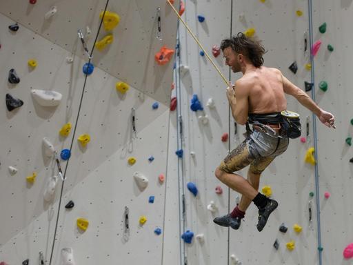 Fabian Platz hängt am 10.03.2017 in der neuen Kletterhalle des Alpenvereins Sektion Weimar (Thüringen) am Sicherungsseil. Die für etwa 1,5 Millionen Euro gebaute Halle wurde am 04.03. eröffnet. Foto: Candy Welz/dpa-Zentralbild/dpa | Verwendung weltweit