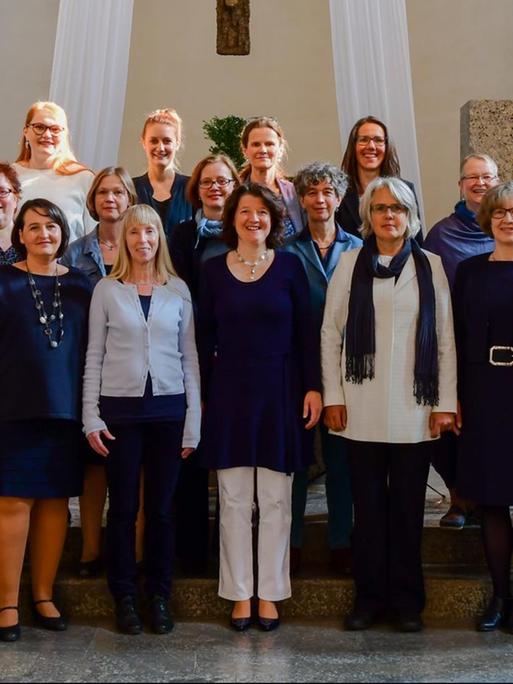 Gruppenbild des Chores in einer Kirche.