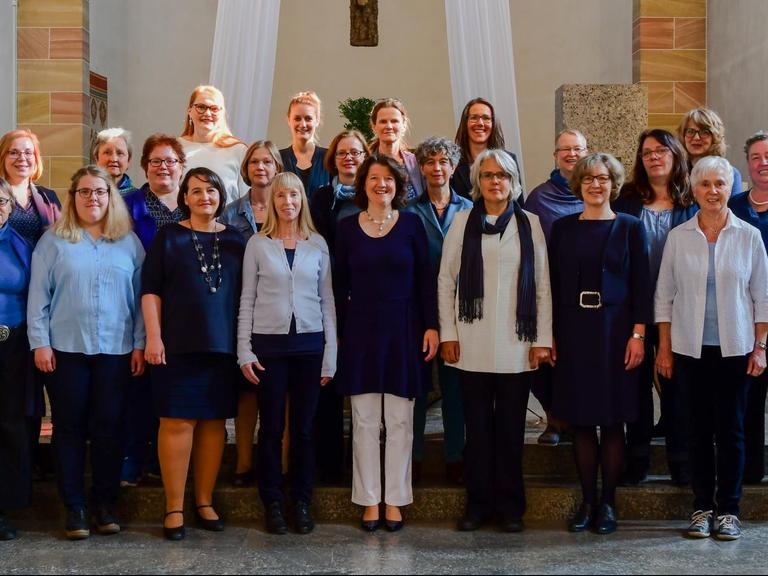 Gruppenbild des Chores in einer Kirche.