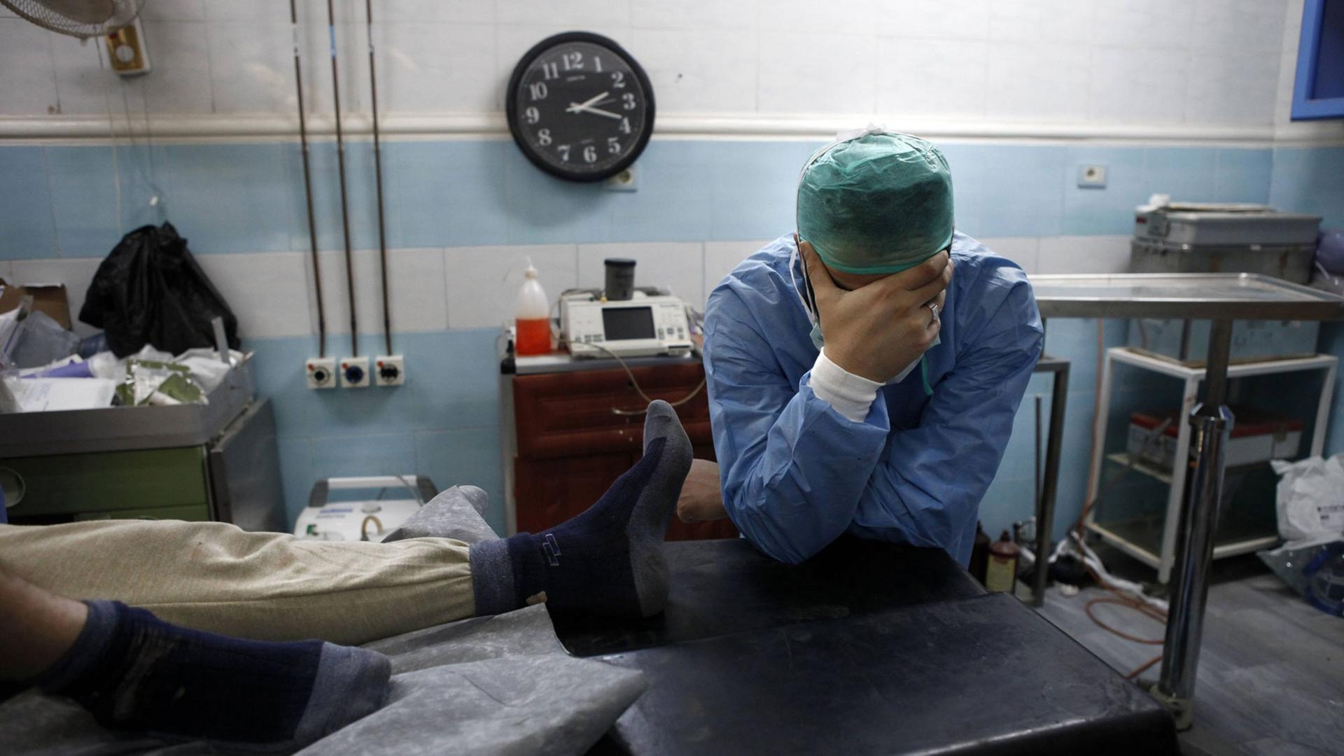 Ein Chirurg in einem syrischen Krankenhaus