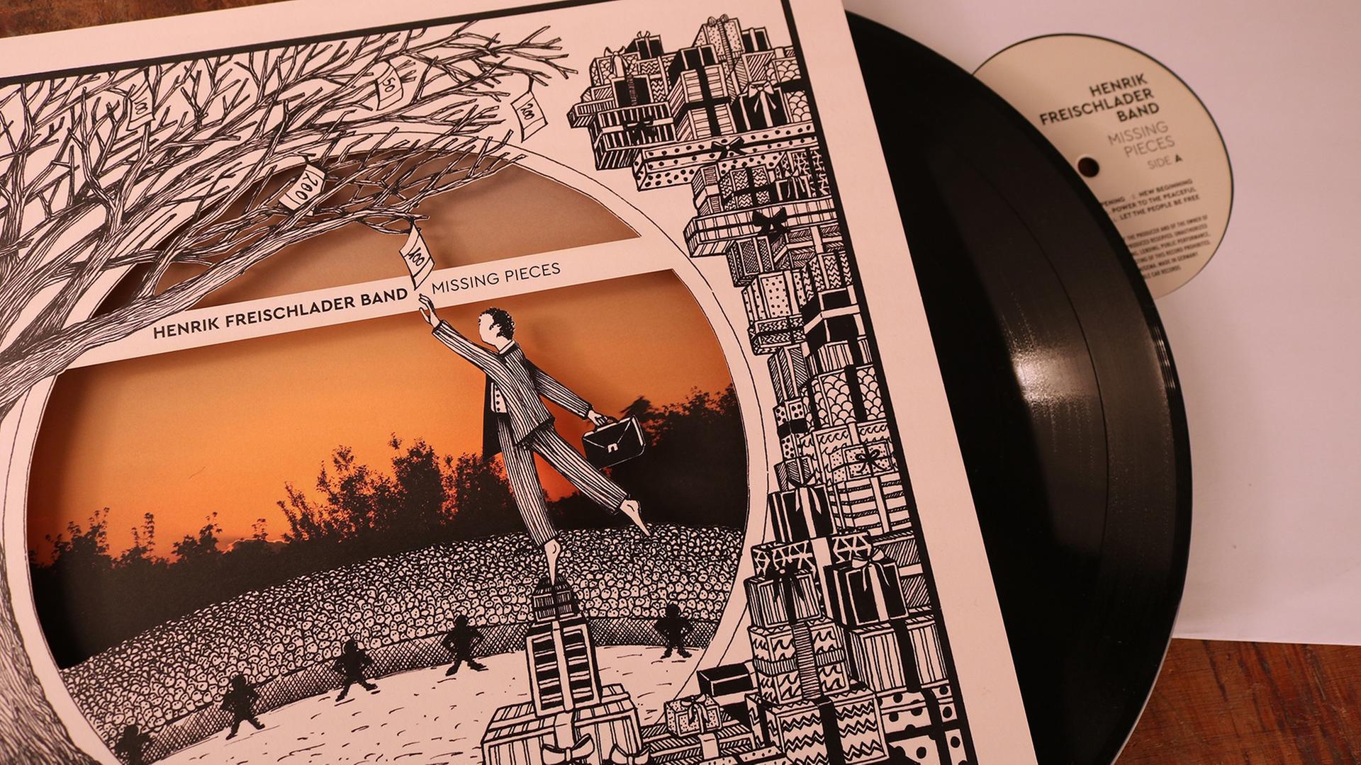 Eine schwarze LP steckt zum Teil in einem Plattencover, auf dem ein gezeichneter Mann zu sehen ist, der mit dem Arm nach oben in einen Baum greift.