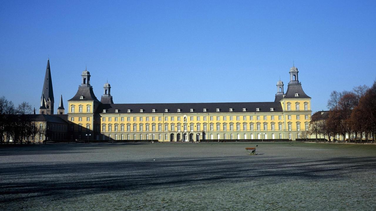 Die Universität Bonn im ehemaligen Schloss, davor der Hofgarten