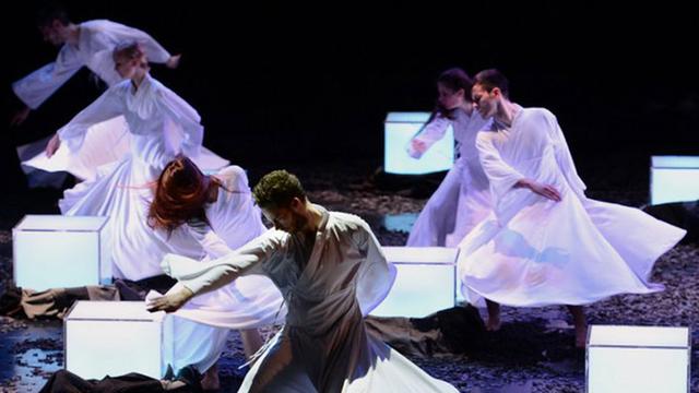 Tänzer des Szegediner Zeitgenössischen Balletts im Stück "Mimicri - Der Frühlingsbrauch"