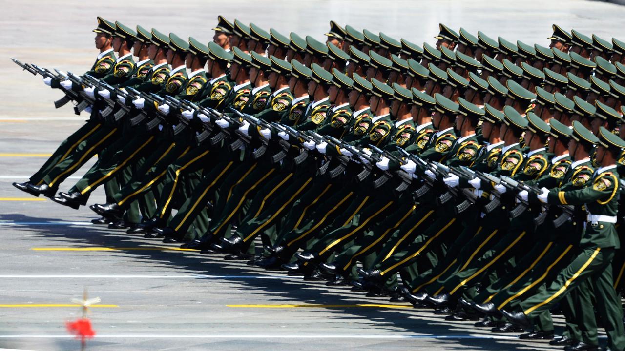 Soldaten marschieren bei einer Militärparade.