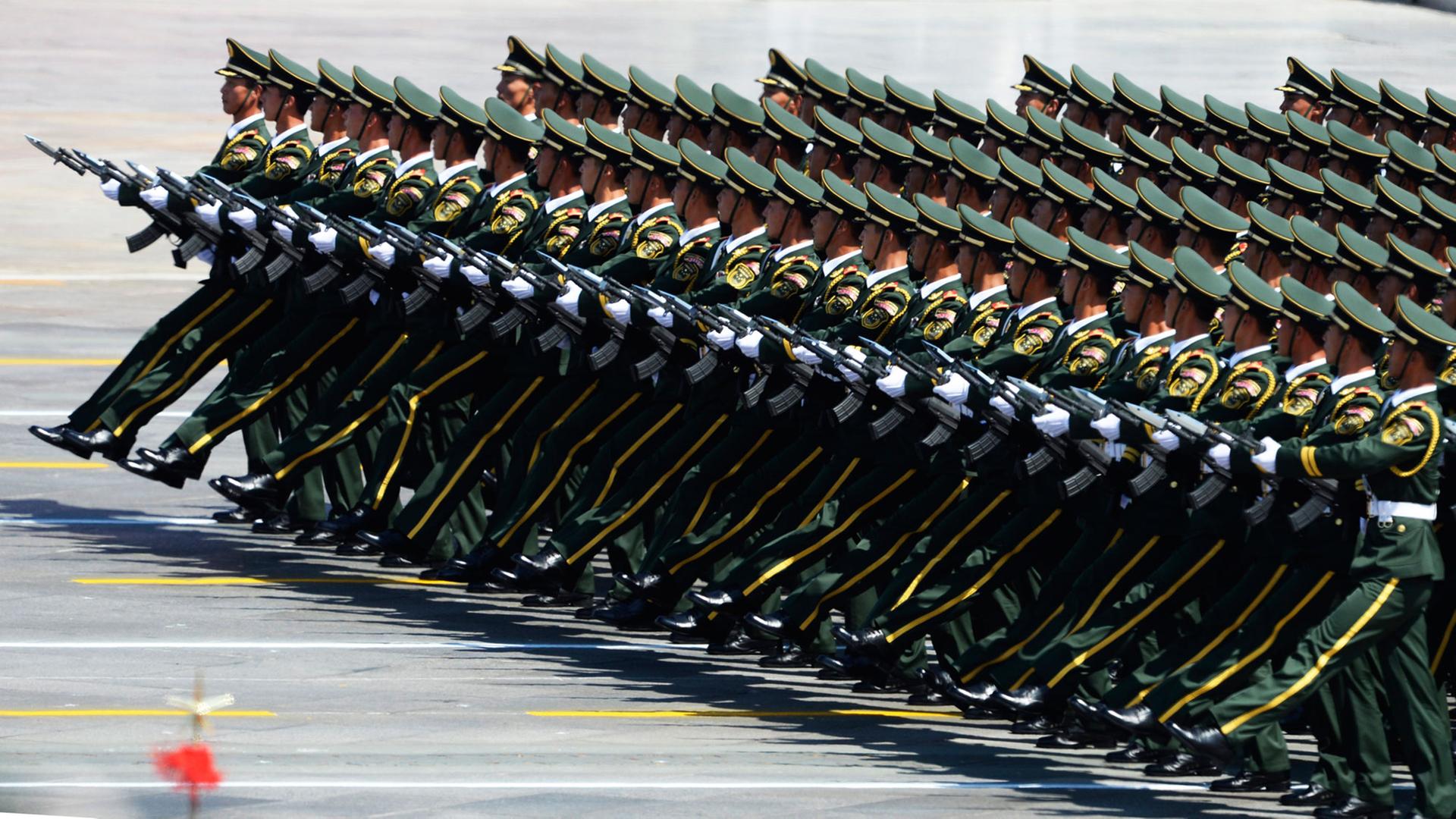 Chinesische Soldaten marschieren bei einer Militärparade.