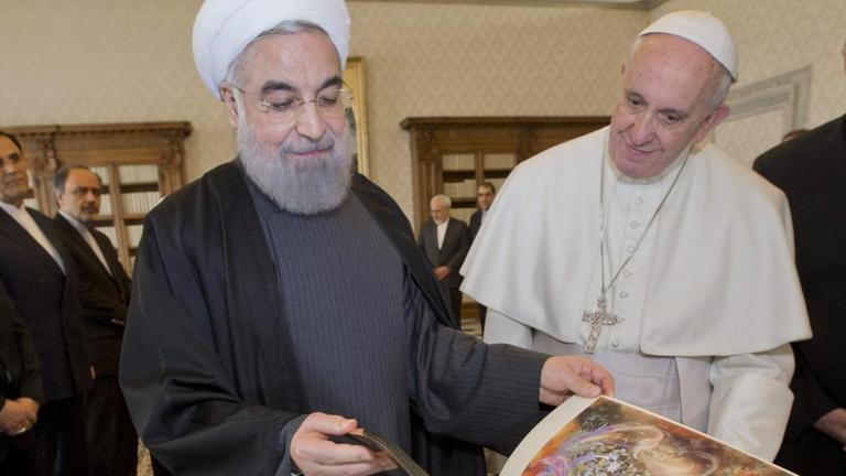 Der iranische Präsident Hassan Rohani bei seinem Besuch beim Papst im Vatikan. Der iranische Präsident Hassan Rohani bei seinem Besuch beim Papst im Vatikan.