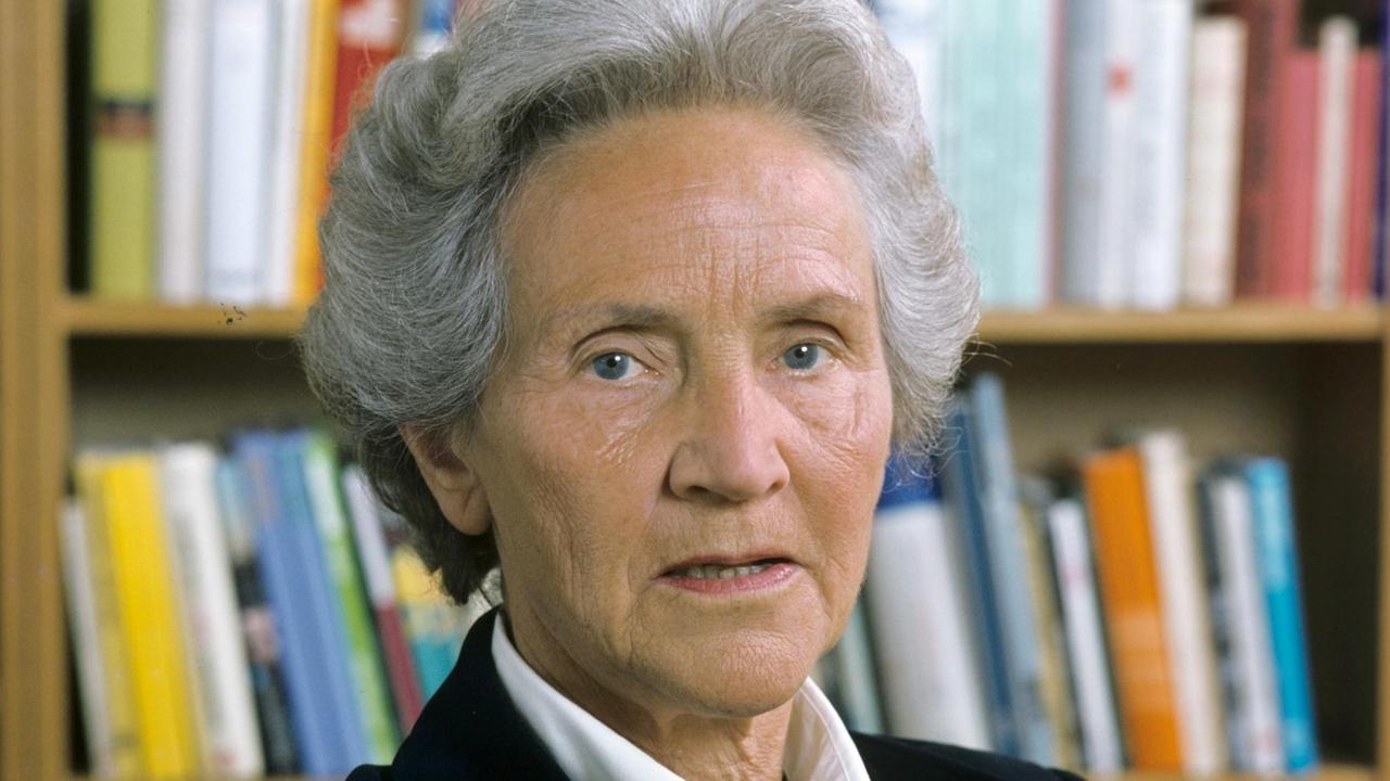 Die Journalistin und Buchautorin Marion Gräfin Dönhoff, Mitherausgeberin der Wochenzeitung "Die Zeit", aufgenommen auf der Frankfurter Buchmesse im Oktober 1981.
