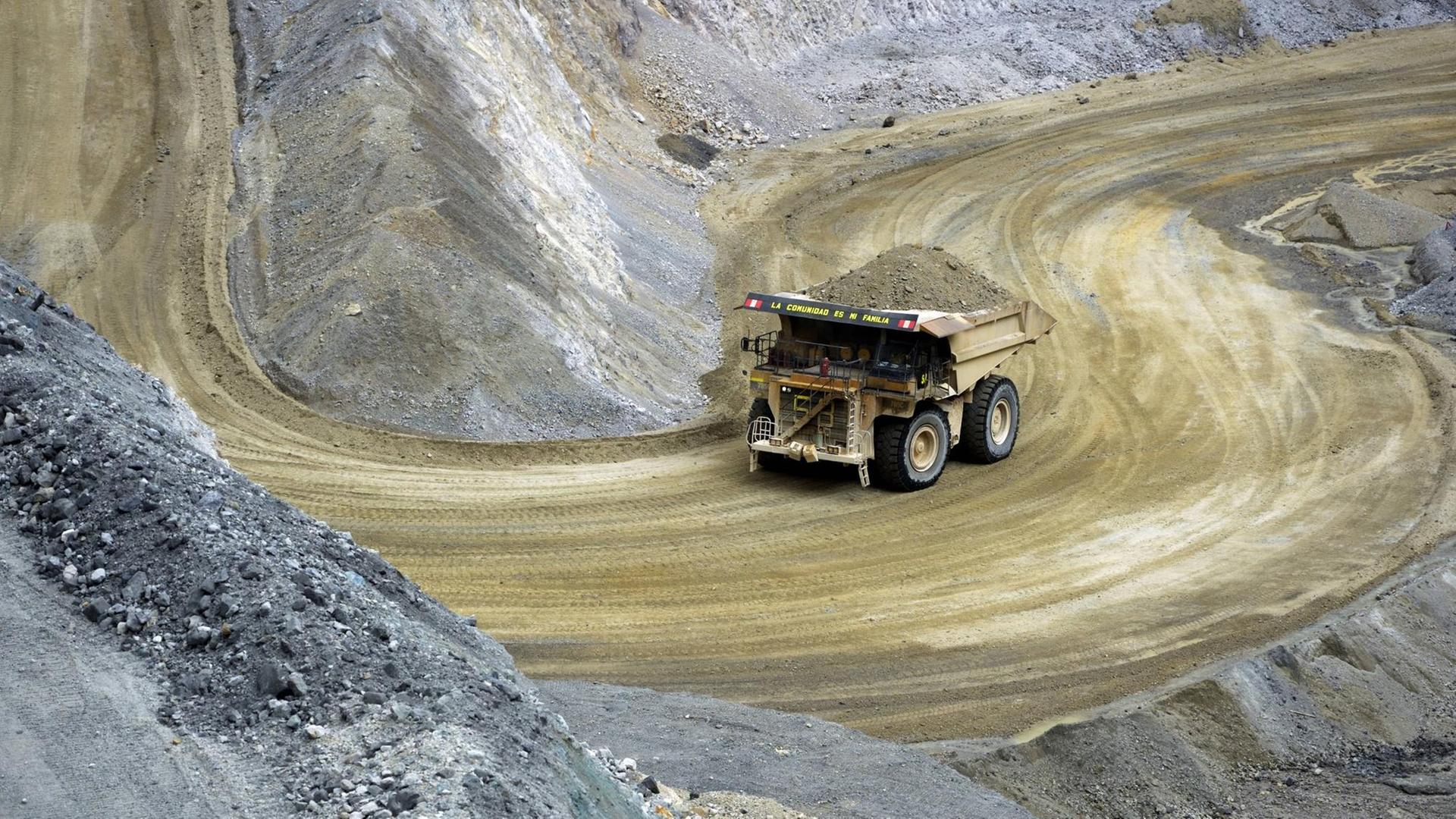 Yanacocha-Goldmine in Peru: LKW fährt durch einen Gold-Bergbau