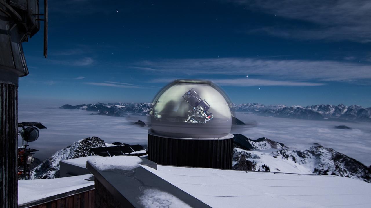 Das 40-cm-Teleskop auf dem Wendelstein, spektakulär bei rotierender Kuppel mit einer Langzeitbelichtung aufgenommen (M.Kluge/USM)