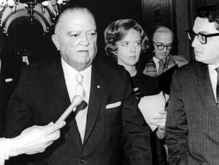 FBI-Direktor J. Edgar Hoover wird am 27.11.1970 in Washington D.C. nach seiner Anhörung vor einem Senatsausschuss von Journalisten befragt.