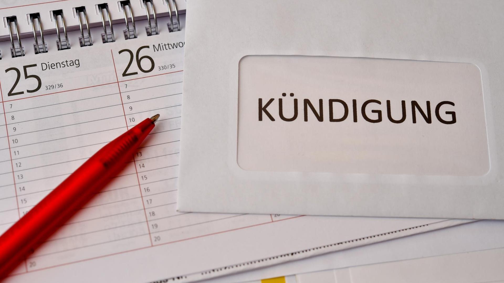 Eine Kündigung liegt in einem Büro auf einem Kalender. Eine Kündigung liegt in einem Büro auf einem Kalender.