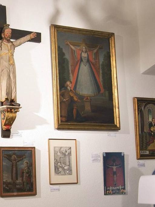 Darstellungen der Heiligen Kümmernis in der Religionskundlichen Ausstellung der Uni Marburg, aufgenommen am 25.07.2012.