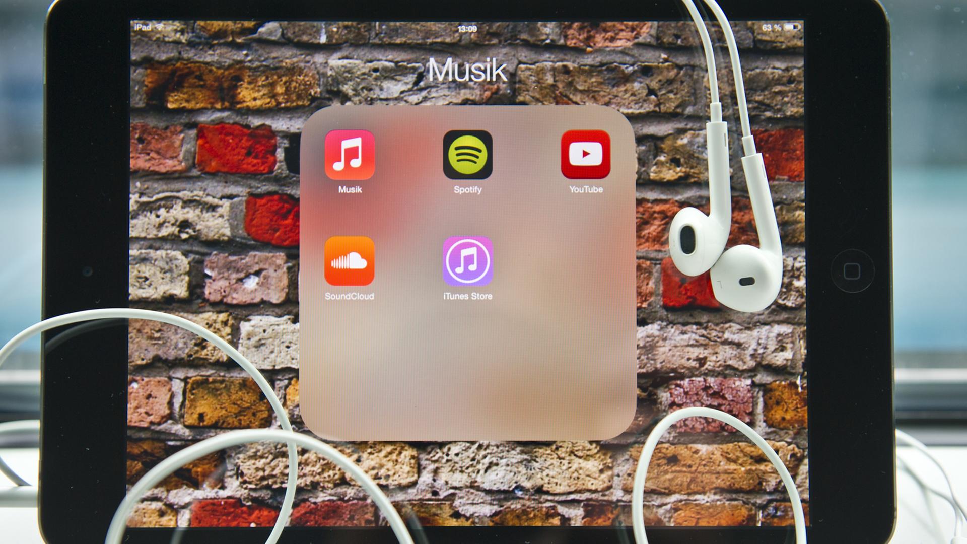 Spotify, YouTube, iTunes: Verschiedene Musik-Apps sind auf einem iPad zu sehen.
