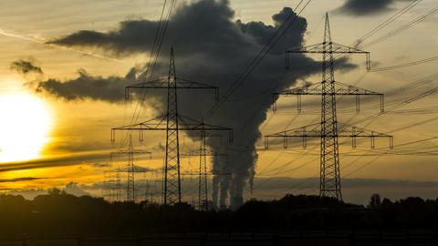 Das Braunkohlekraftwerk Niederaußem der RWE Power AG im Sonnenuntergang. Das Kraftwerk Niederaußem ist ein von der RWE Power mit Braunkohle betriebenes Grundlastkraftwerk in Bergheim-Niederaußem ( Rhein-Erft-Kreis ).