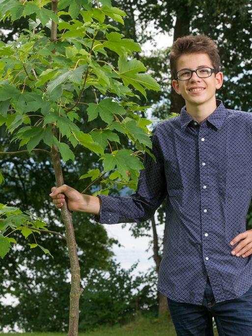 Felix Finkbeiner, der Initiator der Umweltschutzorganisation "Plant for the Planet", posiert in Uffing am Staffelsee neben einem jungen Baum.