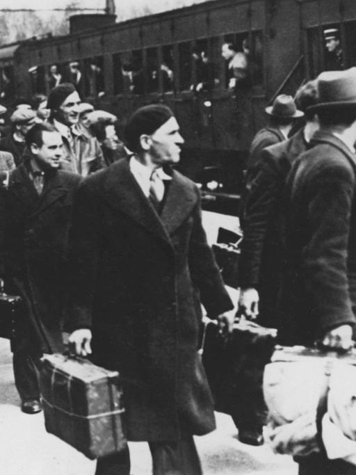 Juden im Mai 1941 vor ihrer Deportation nach Auschwitz auf dem Bahnsteig von Pithiviers in Frankreich.