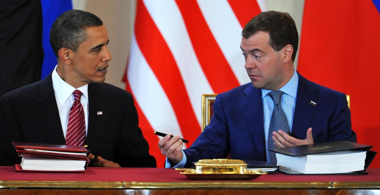 2010 unterzeichnten der US- und der russische Präsident Barack Obama (l.) und Dmitri Medwedew den New-START-Abrüstungsvertrag. 2021 läuft er aus.