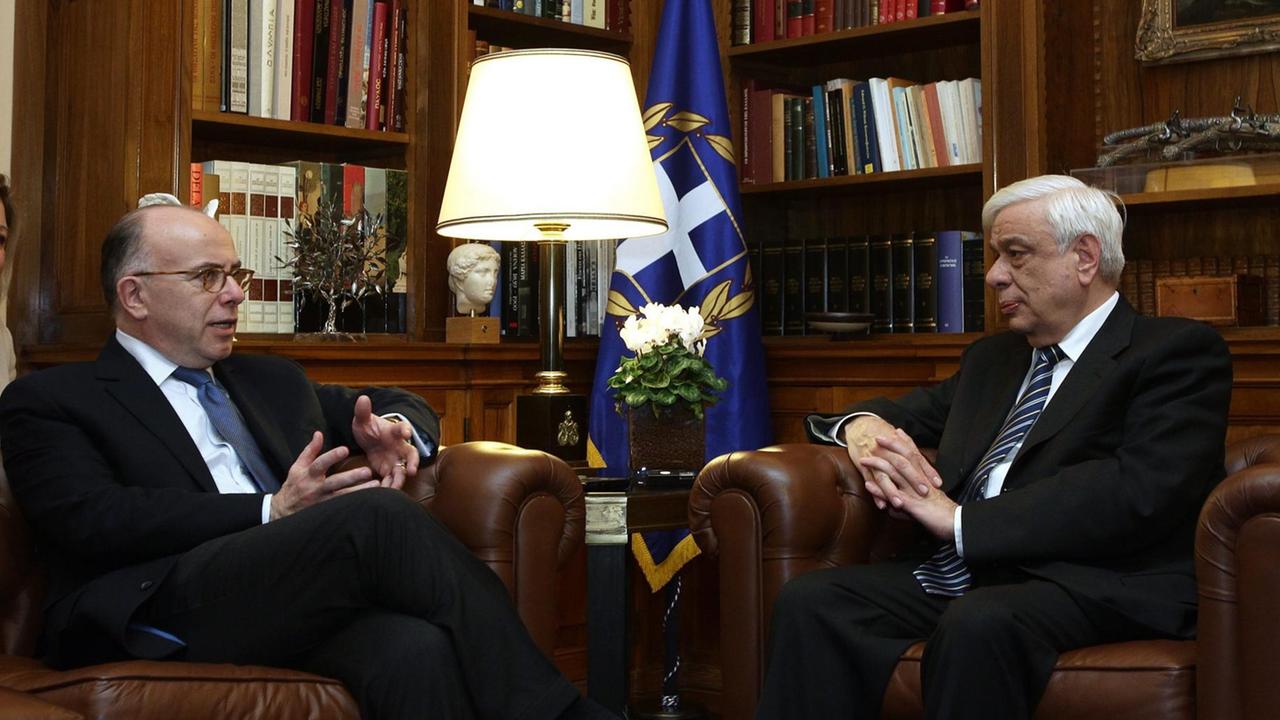 Frankreichs Innenminister Bernard Caseneuve zu Besuch bei Griechenlands Präsident Prokopis Pavlopoulos