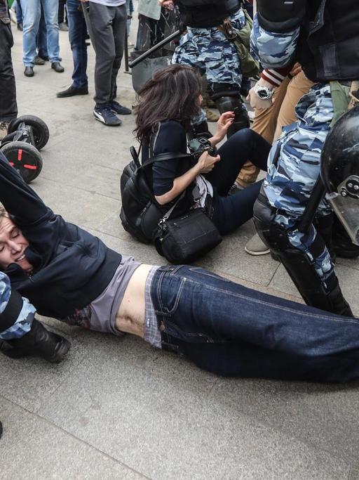 Polizisten führen jugendliche Demonstranten bei einer uangemeldeten Demonstration in der Tverskaya Straße in Moskau ab (12.06.2017)