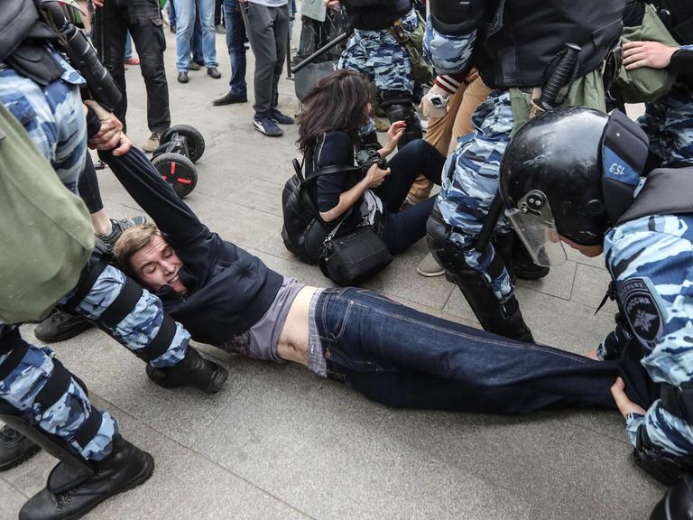 Polizisten führen jugendliche Demonstranten bei einer uangemeldeten Demonstration in der Tverskaya Straße in Moskau ab (12.06.2017)