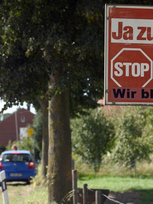 Jahrelang stand dieses Schild am Ortseingang von Keyenberg, bald wird es den Kohlebaggern weichen, so wie die Kirche und Häuser im Hintergrund