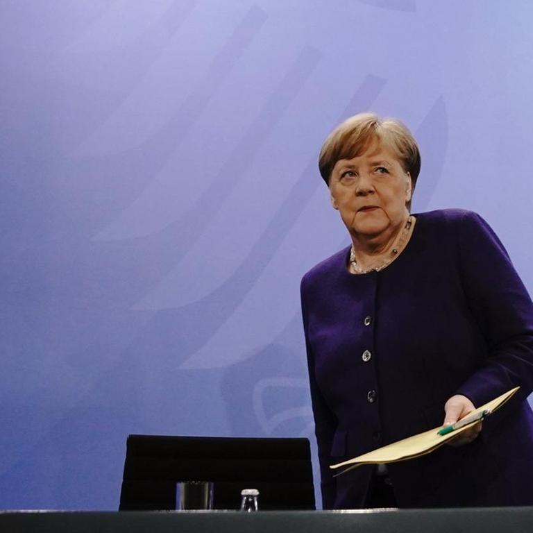 Bundeskanzlerin Angela Merkel (CDU) gibt nach der Videokonferenz mit den Ministerpräsidenten der Bundesländer eine Pressekonferenz.