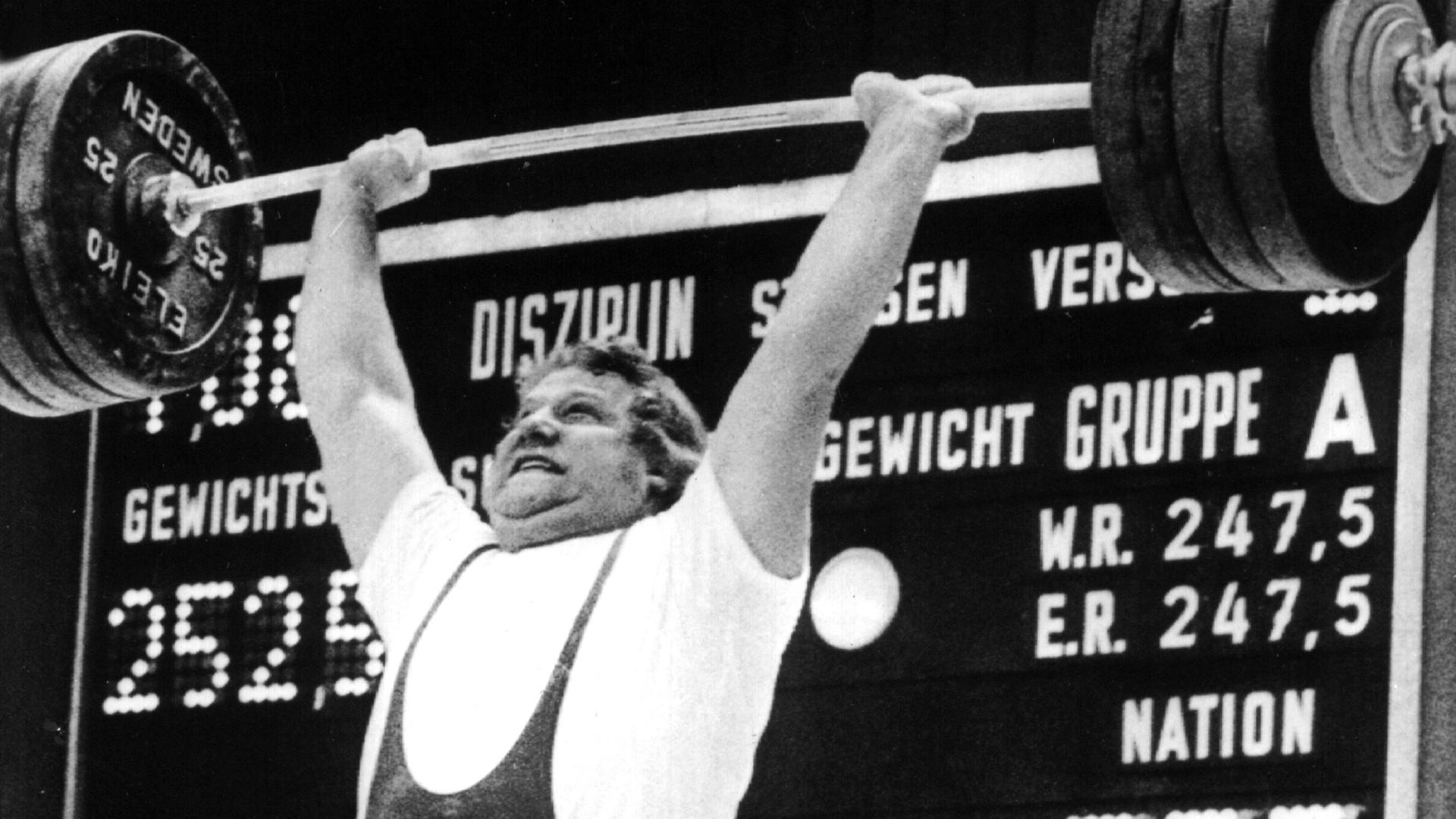 DDR-Gewichtheber Gerd Bonk in Aktion in einer undatierten Archivaufnahme aus dem Jahr 1976. Der Zweikampf-Europameister gewinnt bei den Olympischen Spielen 1976 in Montreal mit einer Gesamtlast von 405 kg die Silbermedaille im Superschwergewicht (über 110 kg).