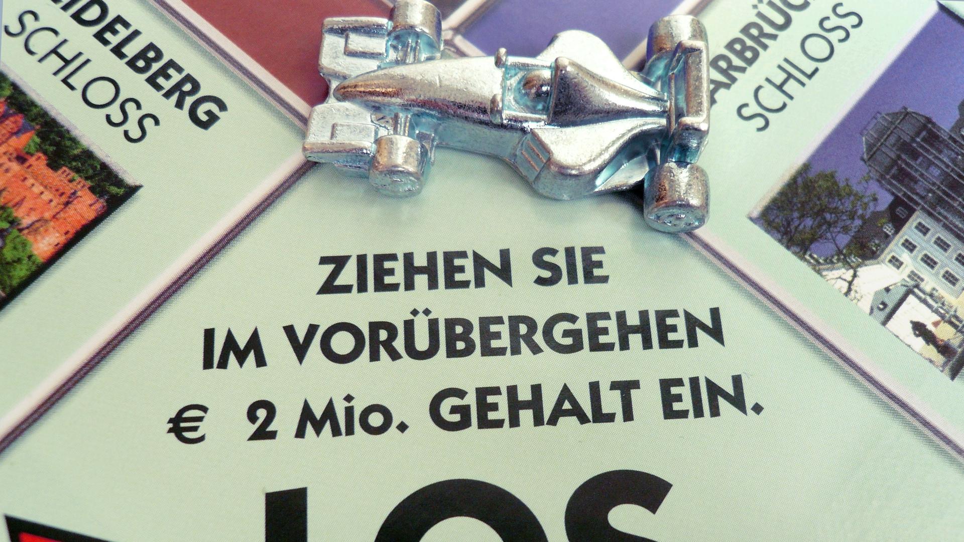"Ziehen Sie im Vorübergehen Euro 2. Mio. Gehalt ein", steht auf dem Los-Feld eines Monopoly-Spiels (Deutschland-Edition), aufgenommen in Frankfurt am Main am 05.03.2009. Spitzenverdiener, die mehr als eine Millionen Euro im Jahr verdienen, gehören zu den in den letzten Jahren immer reicher gewordenen Reichen, die rund zehn Prozent der Bevölkerung ausmachen. "Ziehen Sie im Vorübergehen Euro 2. Mio. Gehalt ein", steht auf dem Los-Feld eines Monopoly-Spiels (Deutschland-Edition), aufgenommen in Frankfurt am Main am 05.03.2009. Spitzenverdiener, die mehr als eine Millionen Euro im Jahr verdienen, gehören zu den in den letzten Jahren immer reicher gewordenen Reichen, die rund zehn Prozent der Bevölkerung ausmachen.