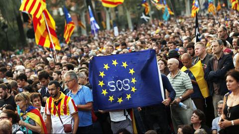 Unterstützer der Unabhängigkeit Kataloniens demonstrieren am 10.10.2017 in Barcelona, Spanien, und halten eine Europa-Flagge hoch. 