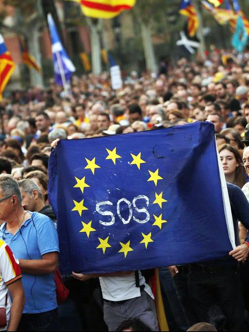 Unterstützer der Unabhängigkeit Kataloniens demonstrieren am 10.10.2017 in Barcelona, Spanien, und halten eine Europa-Flagge hoch. 