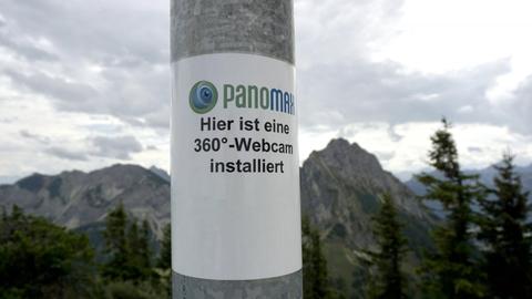 Bergwandern in Bayern am Breitenberg. Ein Schild weist auf eine 360 Grad-Webcam hin.