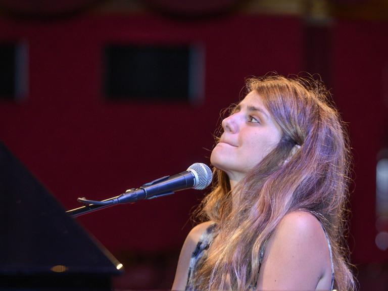 Die amerikanische Pianistin, Sängerin und Songwriterin Stephanie Nilles, aufgenommen 2014