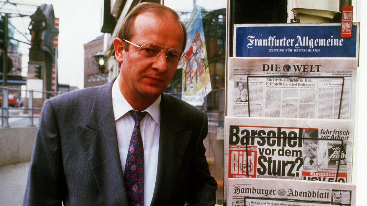 Reiner Pfeiffer am 16.9.1987 neben einem Zeitungskiosk in Hamburg