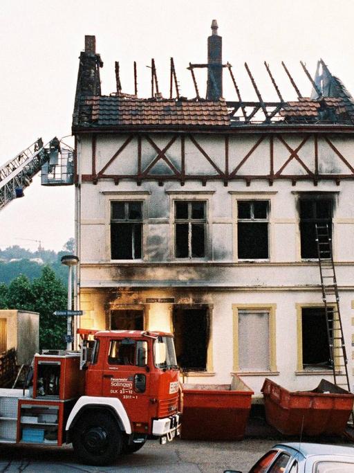 Brandanschlag 1993 - Löschfahrzeug vor dem abgebrannten Haus der türkischen Familie Genç in Solingen
