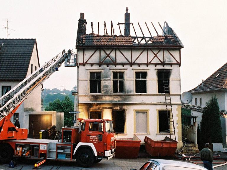 Brandanschlag 1993 - Löschfahrzeug vor dem abgebrannten Haus der türkischen Familie Genç in Solingen
