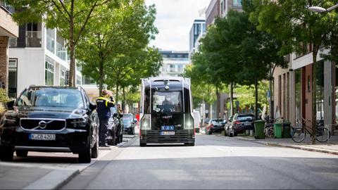 Der autonom fahrenden Heat-Bus fährt während der Presseveranstaltung zum Start des Fahrgastbetriebes des Gefährts durch die Hafencity.